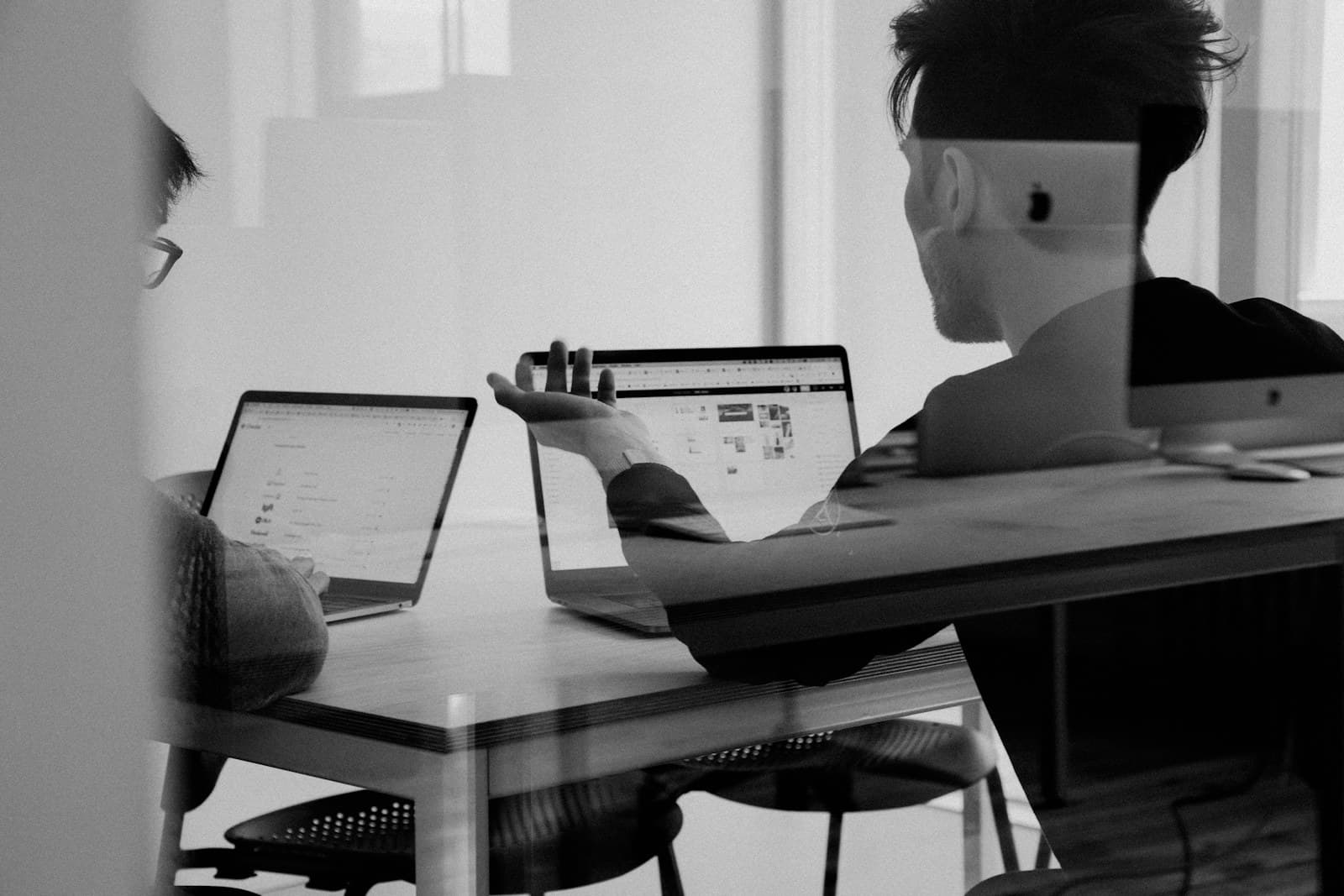 Website-scan briefing met laptop en notities