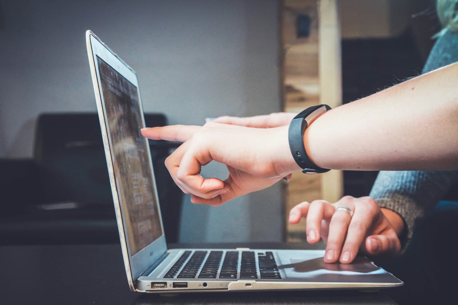 Laptop met een maatwerk module op het scherm